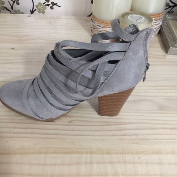TC silver grey strappy booties - Picture 1 of 9